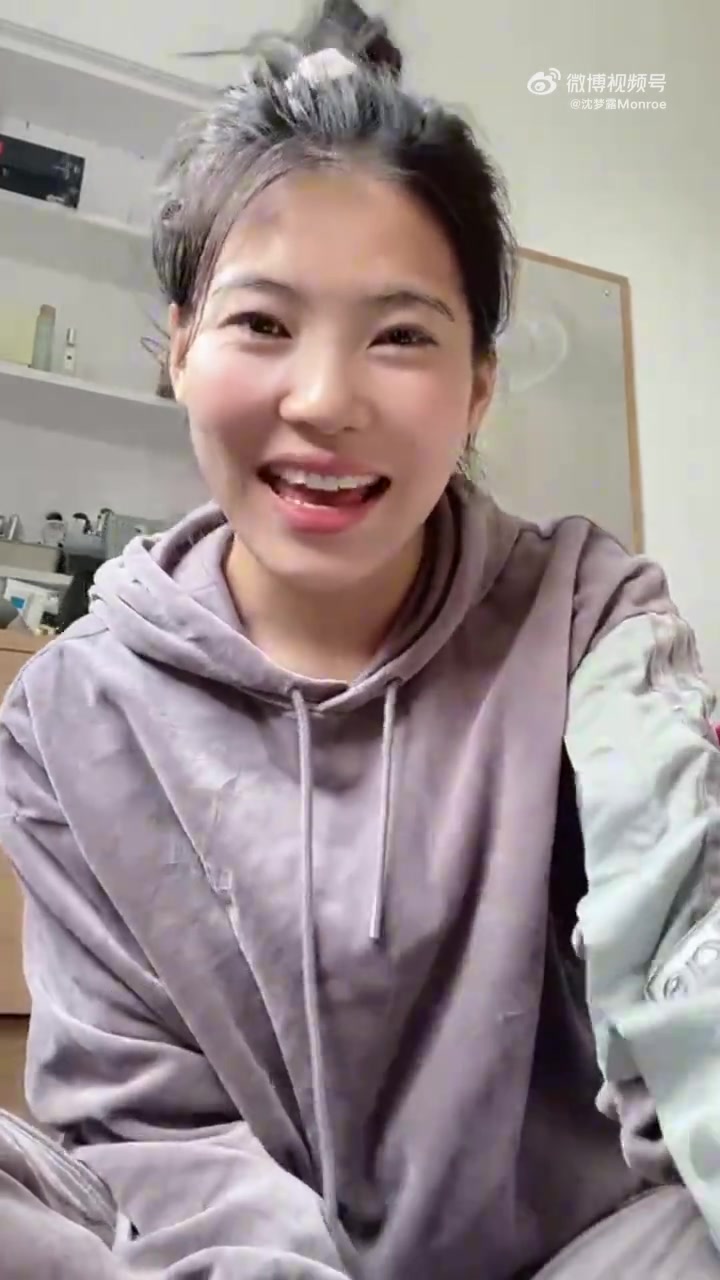 沈梦露感谢迪巴拉：收到了小魔仙哥哥的亲签球鞋，太开心了！