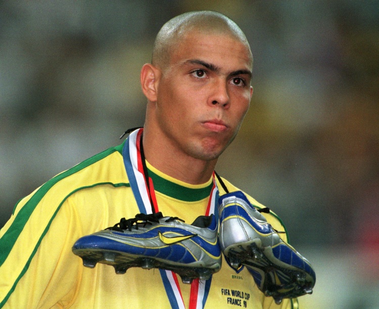 【世界杯名场面】1998年世界杯，脖子上挂着球鞋的大罗