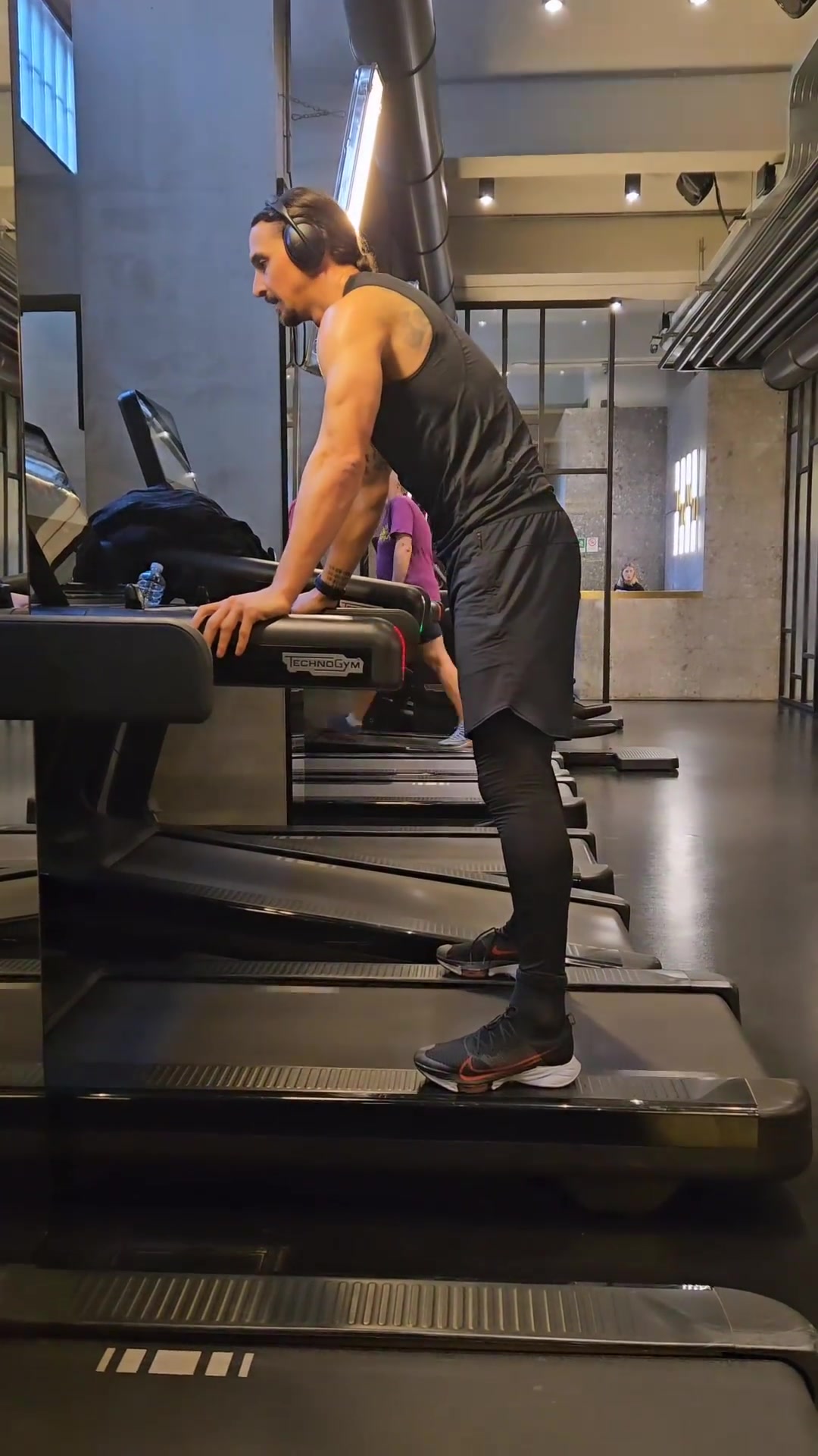42岁伊布晒跑步机健身视频，累得蹲下来气喘吁吁