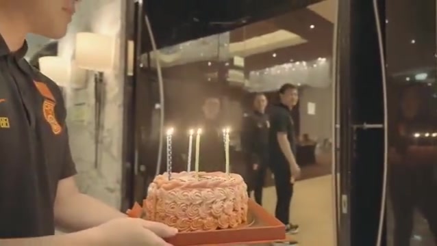 中国国家男子足球队为蒋圣龙送上23岁生日祝福