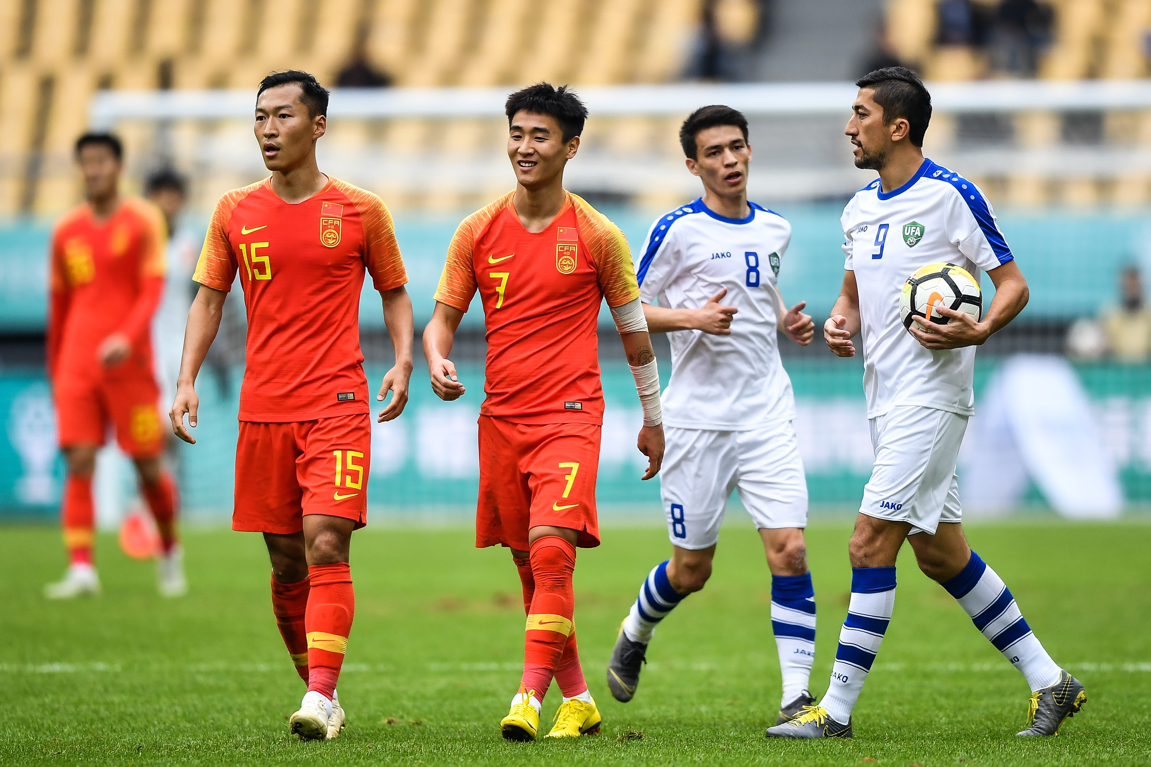 北青：国足正式开启亚洲杯三周备战出行从简乘坐民航班机