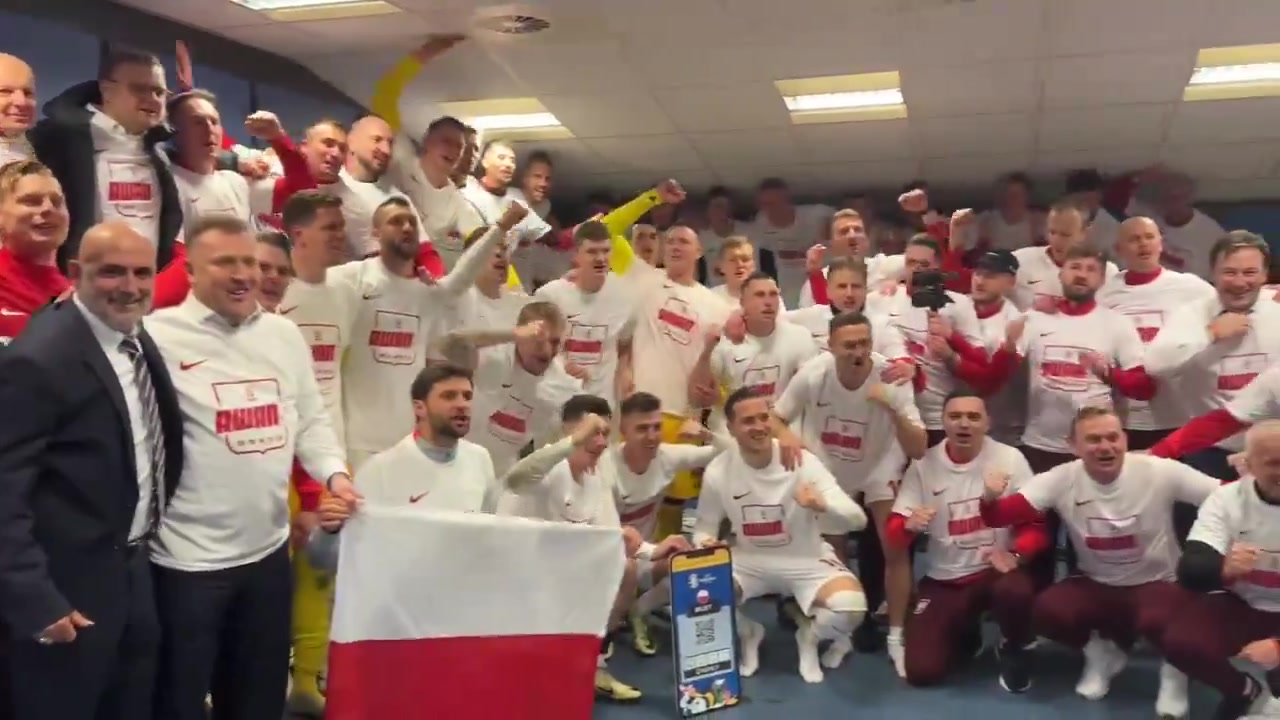 连续5届晋级欧洲杯正赛，波兰众将赛后在更衣室载歌载舞庆祝