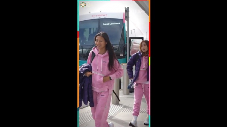 记者：中国女足今天上午乘包机前往珀斯，赛前有半小时踩场