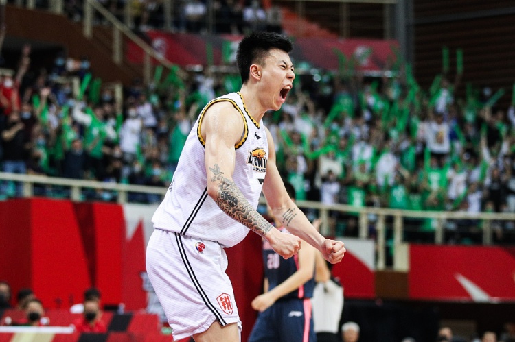 引领球队！张镇麟半场11中7&三分5中2 得到16分4篮板
