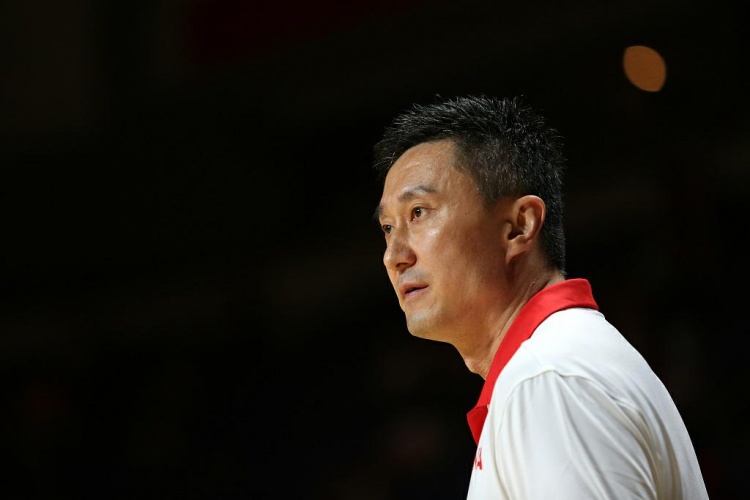 李轶楠：朋友说多年没换微信头像的杜锋 换成了蓝天白云的风景照