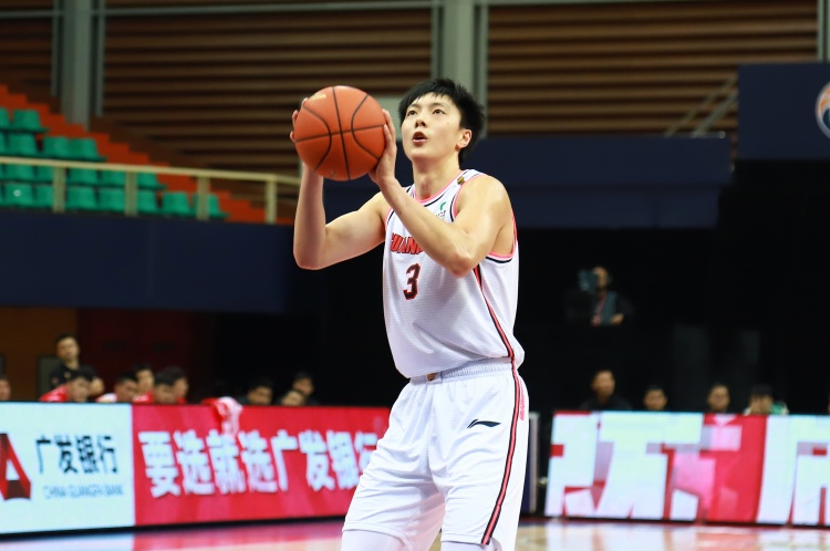瑕不掩瑜！胡明轩全场8投2中拿下7分8板6助 正负值达+26