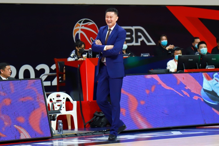 杜锋：郭士强指导把广州带进季后赛 白头发比我还多 我还要追赶他