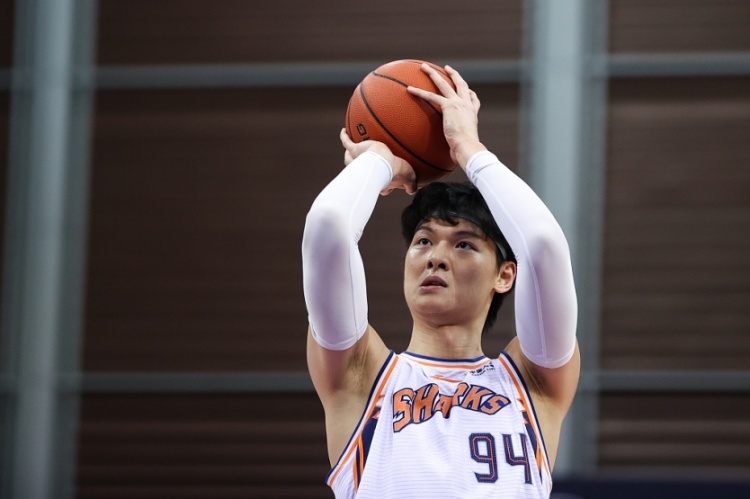 61分！媒体人：王哲林展示了在常规赛MVP争夺战中 最好的拉票方式