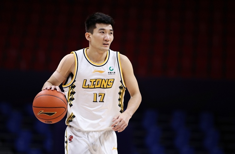 孙铭徽手指肿了起来 赛后马上前往医院进行拍片诊断
