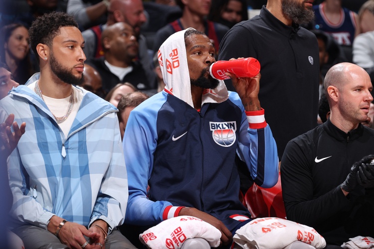 队友们指望不上？KD：我尴尬得没脸进更衣室 给队友们发短信道歉