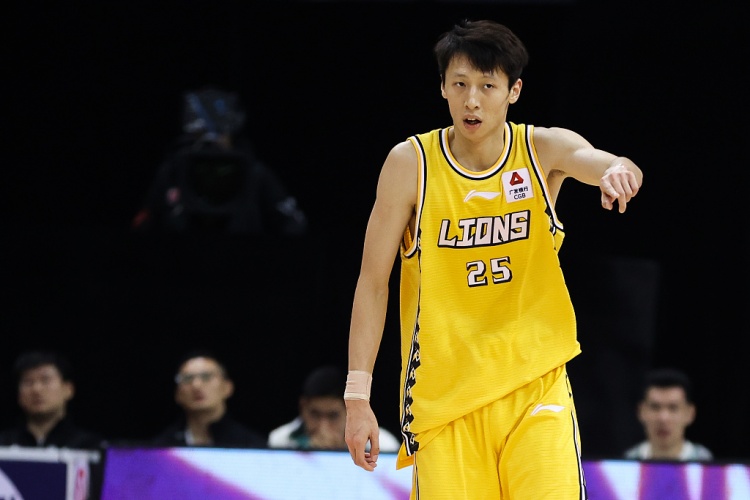 手感火热！赵岩昊首节8中5 三分5中4轰下14分&正负值为+15
