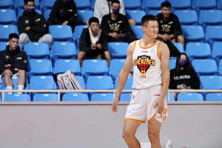 拼尽全力！周鹏出战41分钟 10中7得17分6篮板2助攻