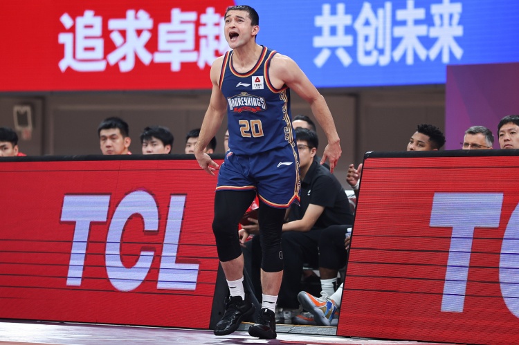 CBA：西热力江故意脚踢摆放在场地边的官方制作物 罚款3万元
