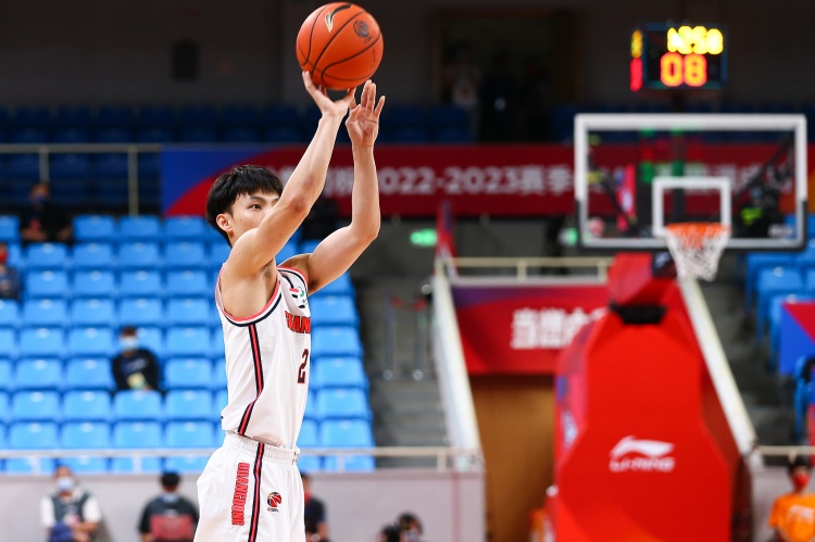 生产队的徐中锋！徐杰全场出战45分13秒 贡献18分8板5助2断