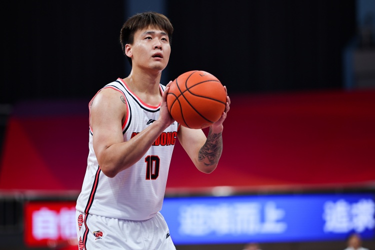 杜锋：明天对阵辽宁赵睿打不了 阿联身体不舒服也不一定能打