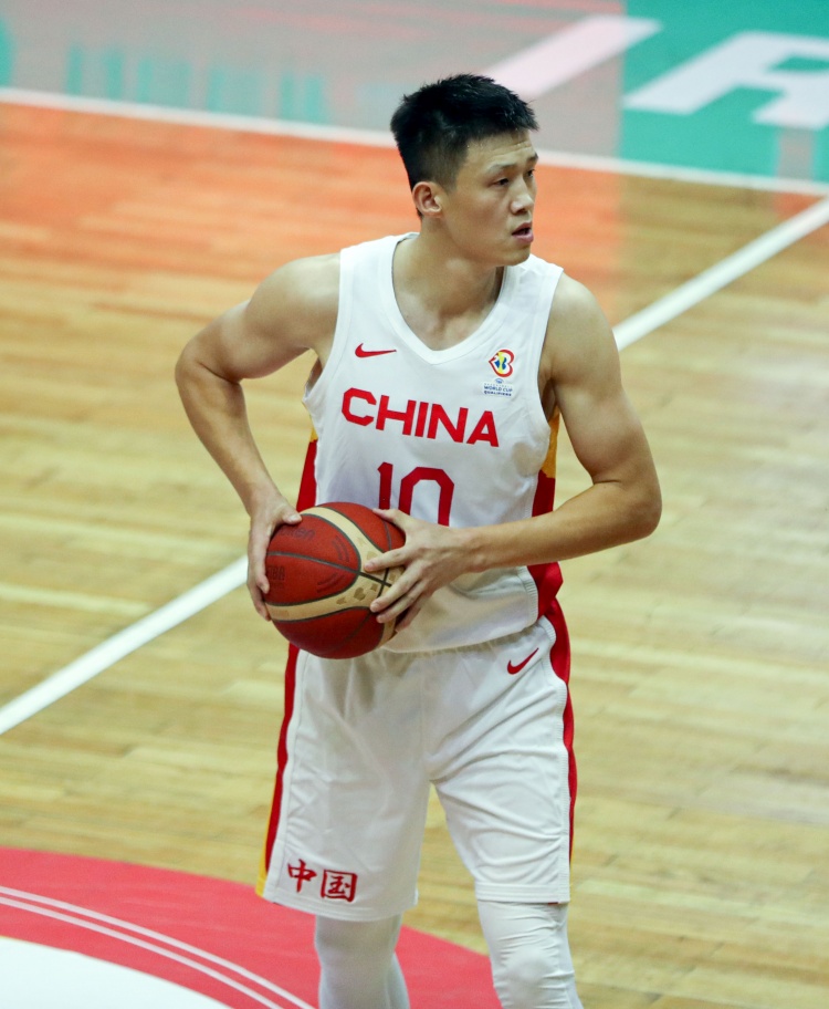 大赛经验最为丰富的周鹏仍旧担任本届世界杯中国男篮队长