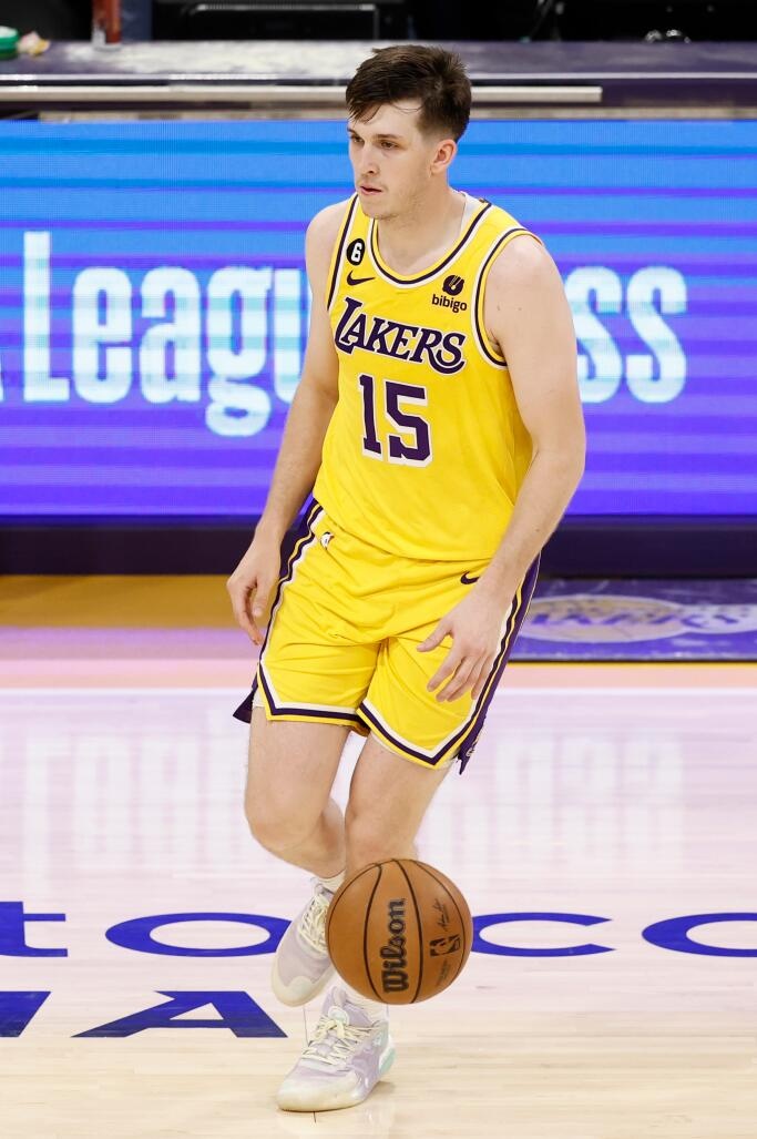 稳定输出难救主！里夫斯11投6中&三分6中3贡献20分4板2助