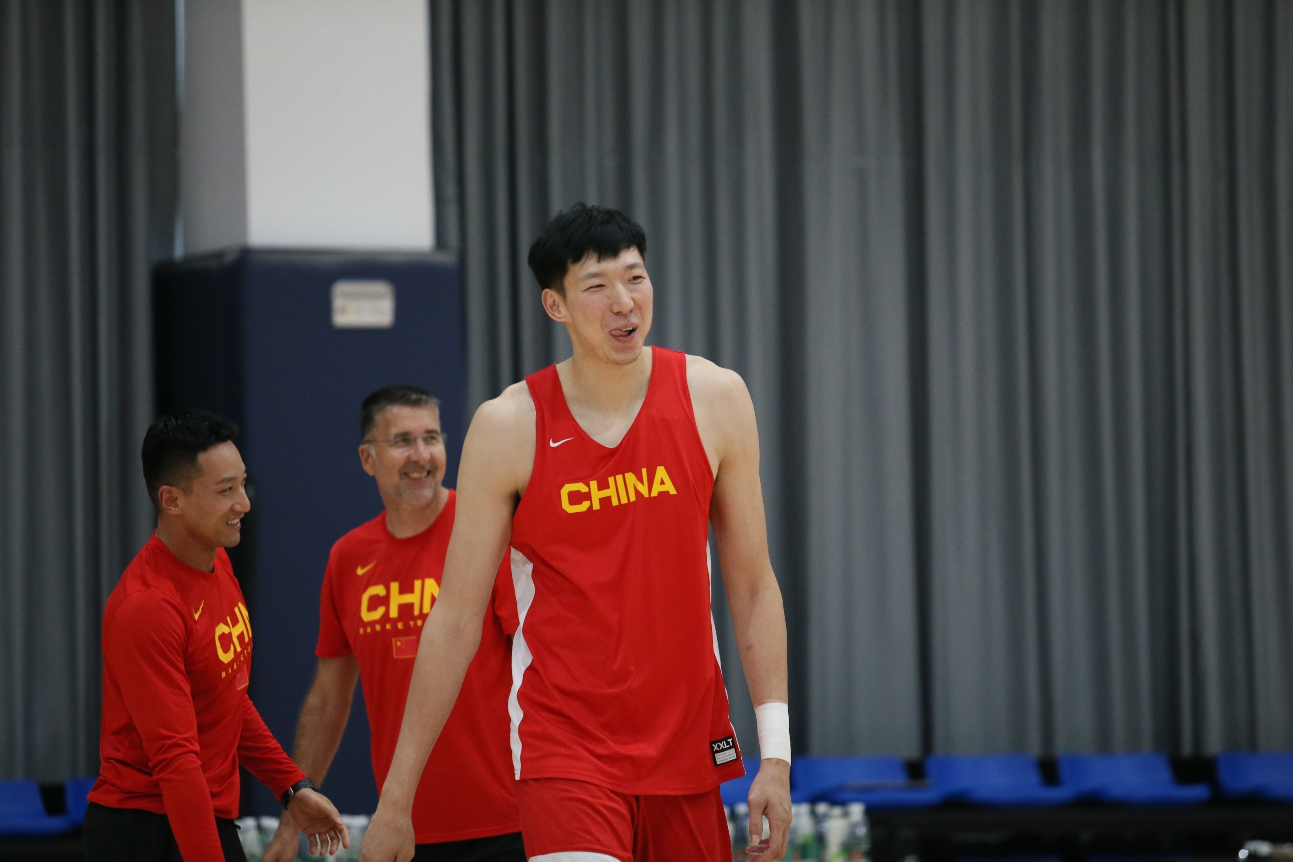 经纪公司官宣：周琦正式加盟广东宏远俱乐部
