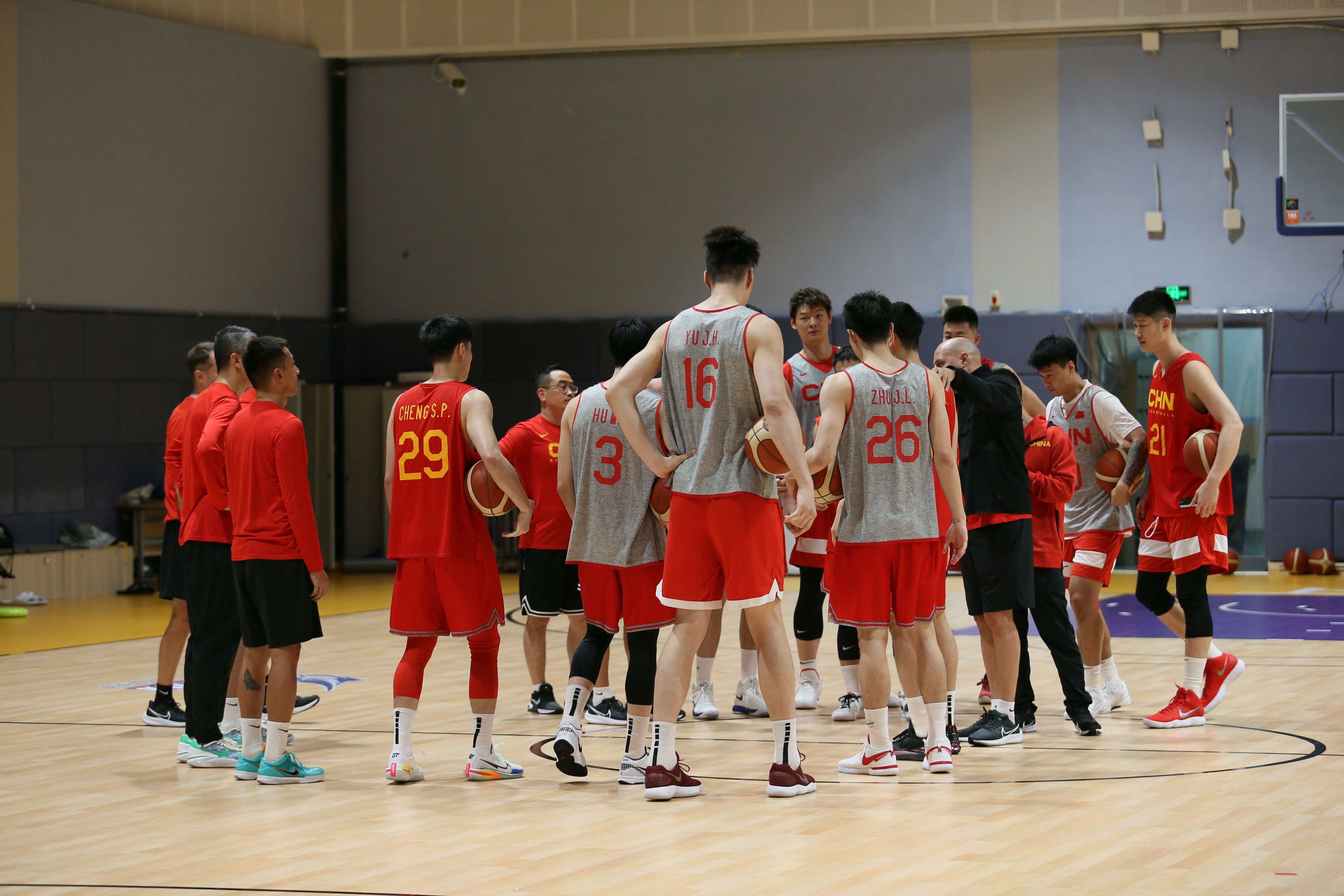 中国男篮球员基本信息：平均身高202.1cm平均年龄24.75岁