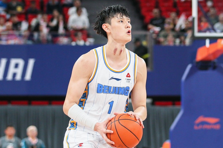 新京报：四场德比平分秋色北京兄弟季后赛形势向好