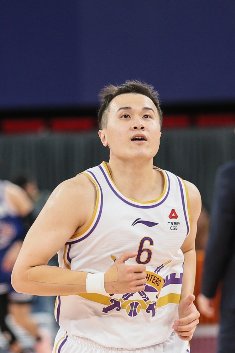 游刃有余！张帆半场9投8中得18分2板2断正负值+14