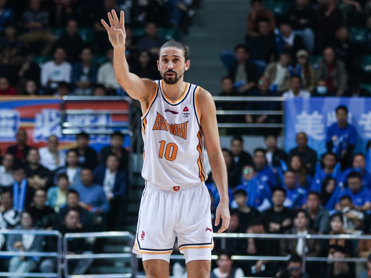 吴頔：施韦德控场太稳了他的篮球智商碾压场上所有人