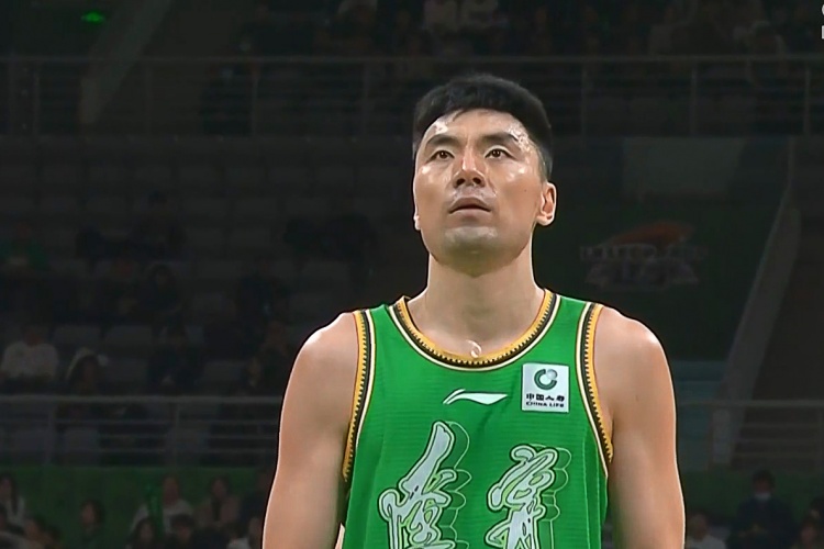 拼抢能力还是强！李晓旭半场5中3拿到6分8篮板&其中6个前场篮板