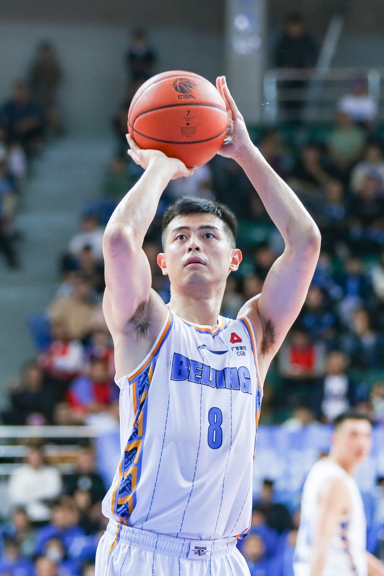 后场指挥官！方硕12中7拿到16分12助攻正负值+21