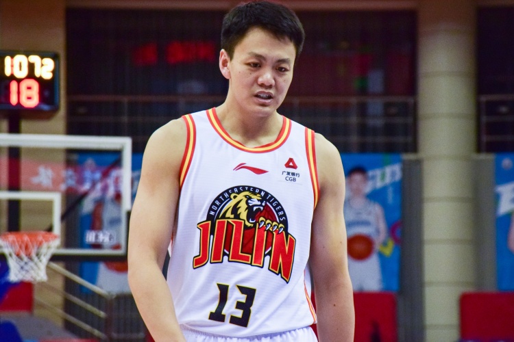 手感不佳！姜宇星9中2&三分5中1仅拿6分5篮板