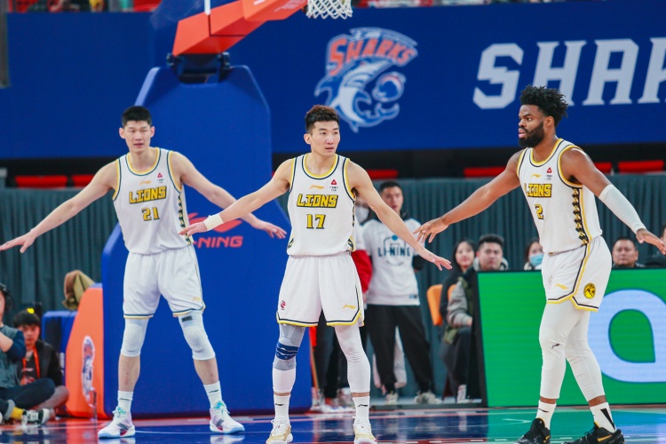 广厦历史对阵山西29胜15负广厦在主场时16胜6负