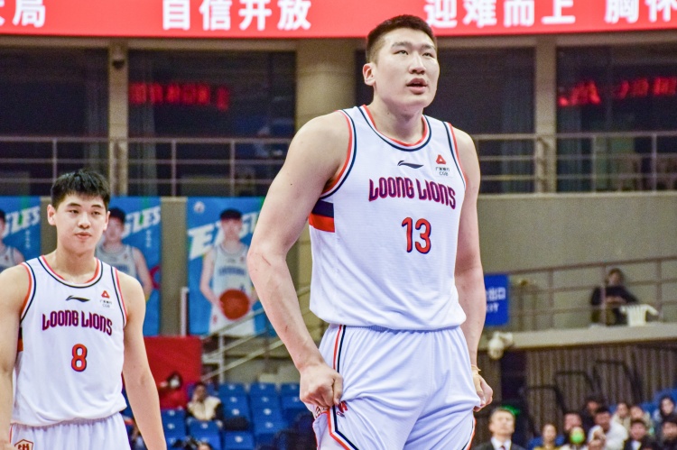 邱彪：李炎哲到队后大家对他都很热情看之后的战术磨合吧