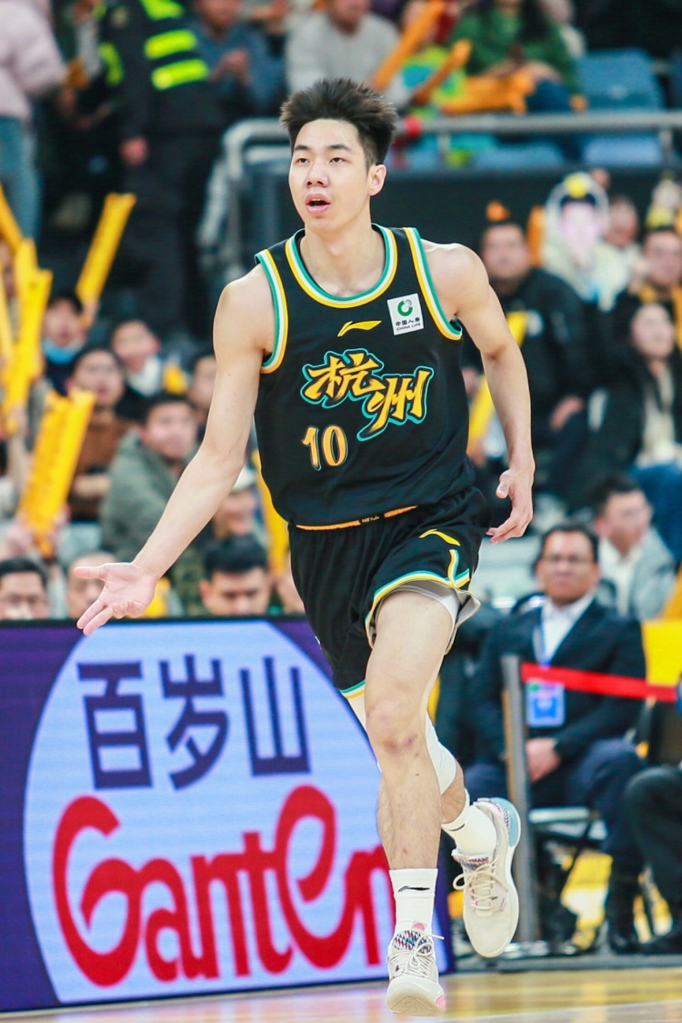 16分5板8助！朱俊龙一个人撑起广厦的锋线又攻又防真是太全能了