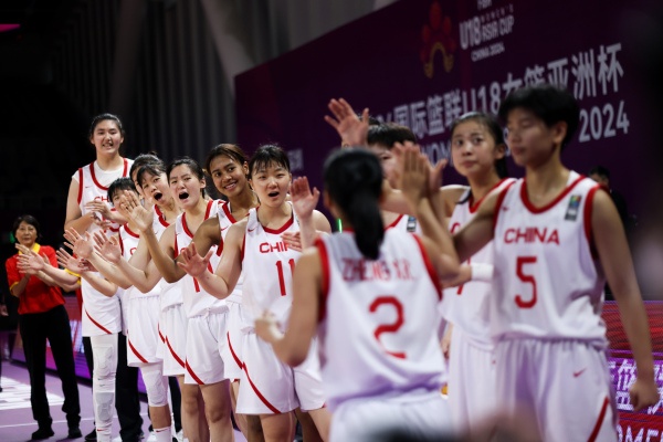 麦穗丰：这批U18女篮的球员挺不错大家能够从她们身上看到希望
