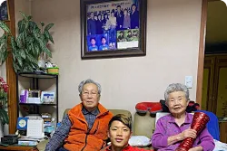 衣锦还乡！黄喜灿晒出世界杯全场最佳球员奖杯和长辈合影