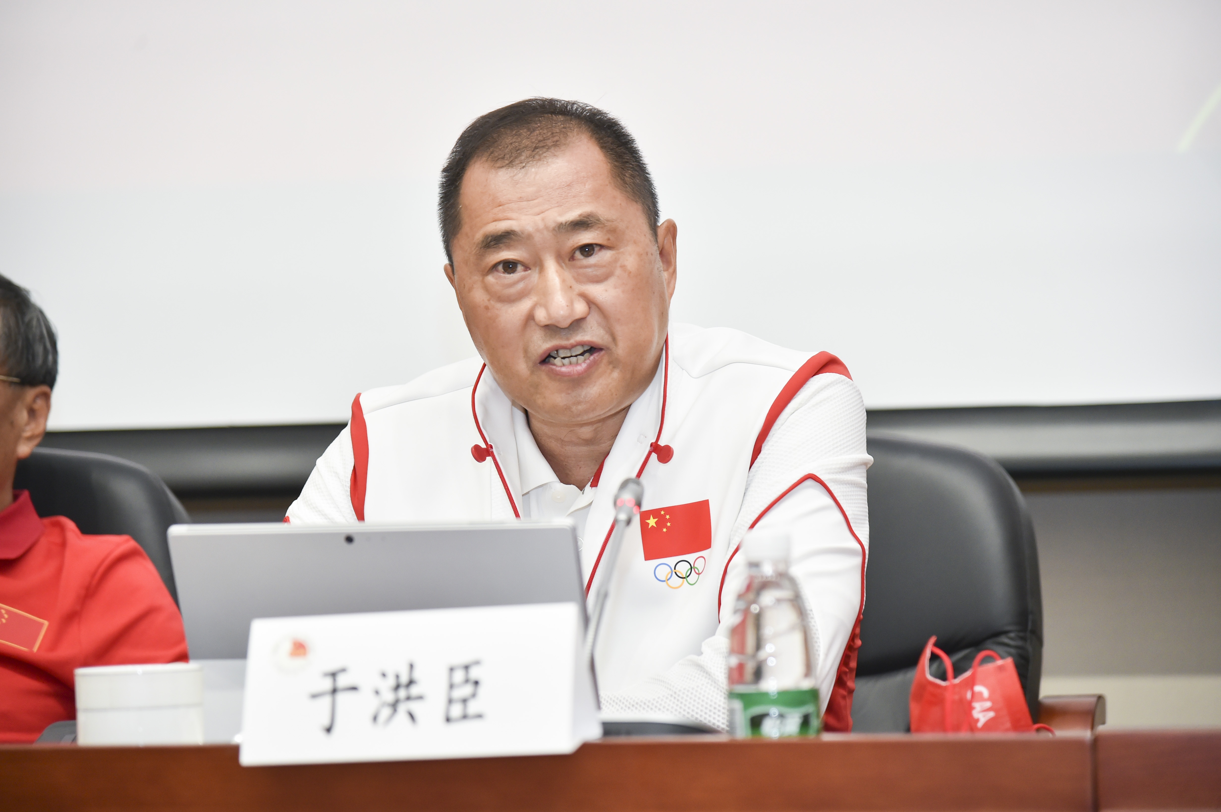 媒体人揭底于洪臣：搞全球招聘闹剧 中超版权谈判忽悠媒体