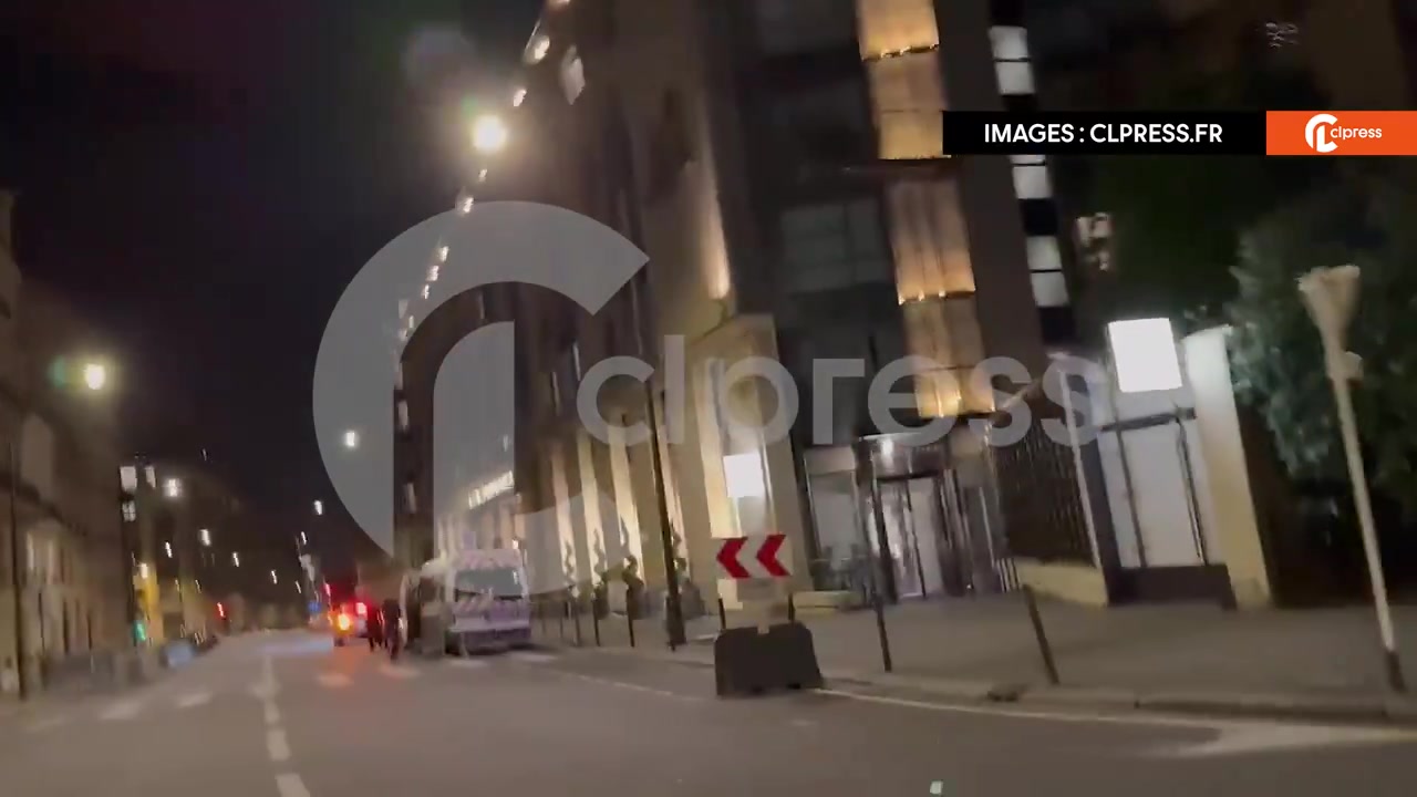 法媒：巴黎球迷今天凌晨在巴萨入住的酒店附近燃放烟花