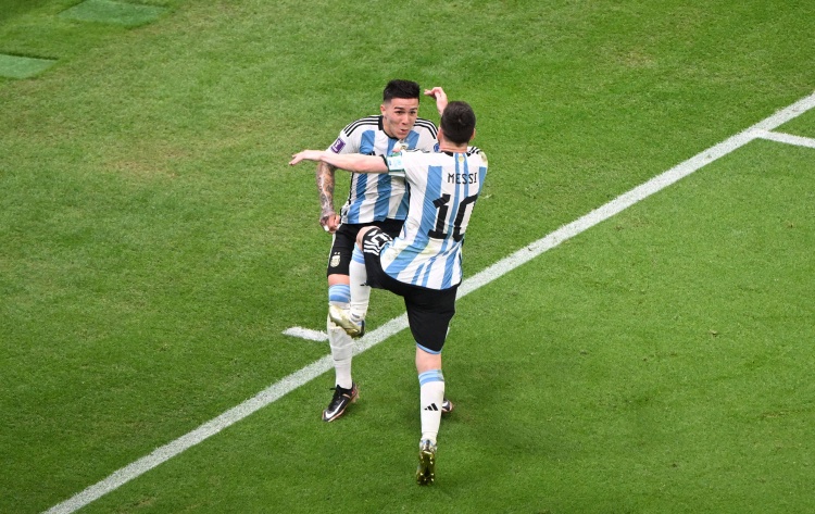 恩佐在阿根廷两粒进球皆由梅西助攻，包括世界杯攻破墨西哥球门