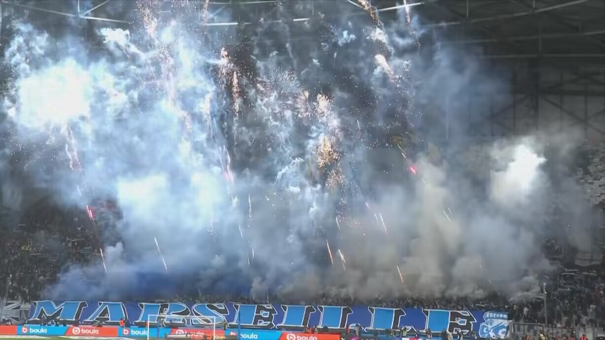 气氛火爆！马赛vs巴黎现场球迷放烟花，观众席一片烟雾缭绕