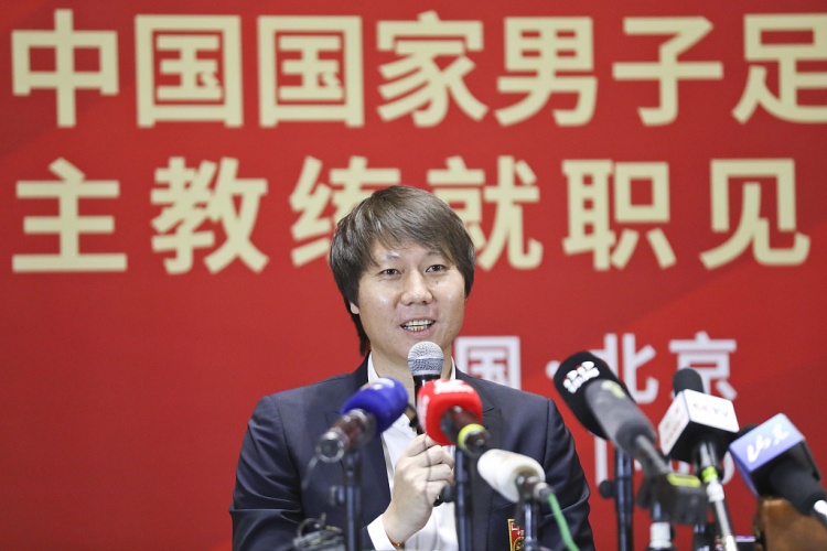 媒体人：李铁300万买国足主帅职位不算多，年薪800万赢球1200万