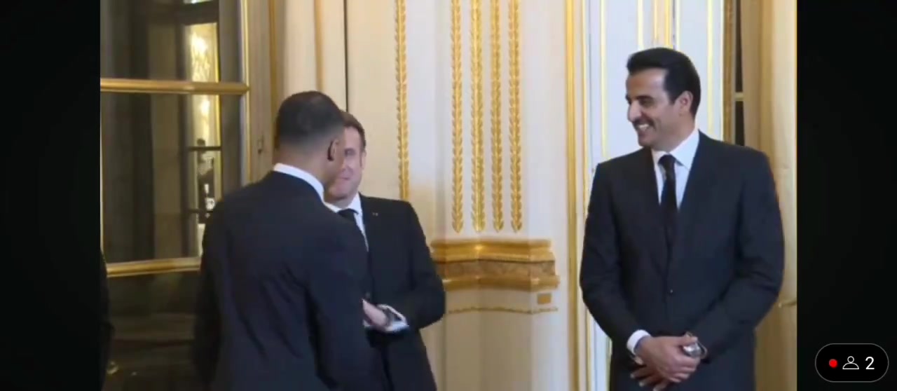聊啥呢姆巴佩与马克龙&巴黎老板卡塔尔埃米尔握手交谈