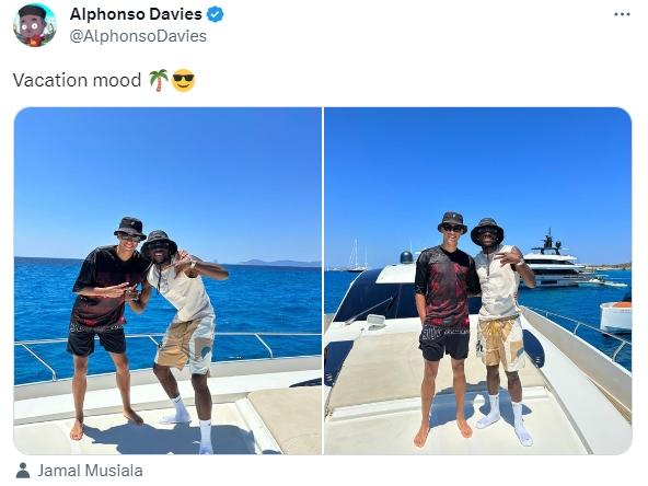 阿方索戴维斯社媒晒照，和穆西亚拉坐游艇出海度假