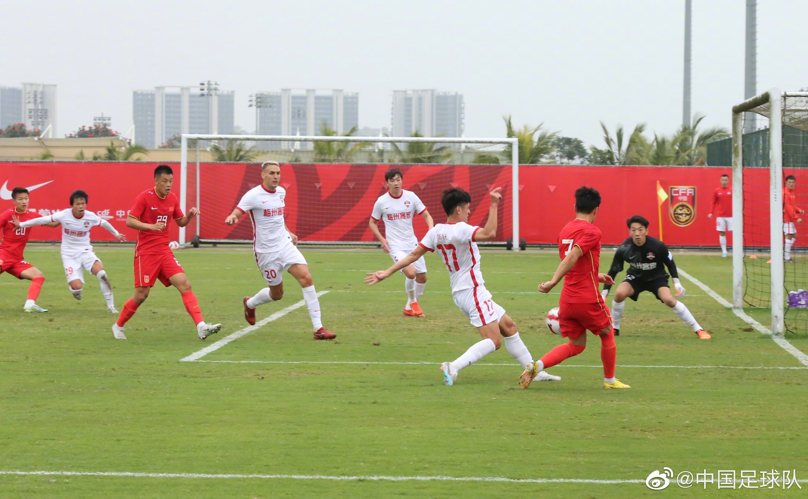 热身赛国足1-0梅州，武磊助攻林良铭破门；蒋光太等3中卫回俱乐部
