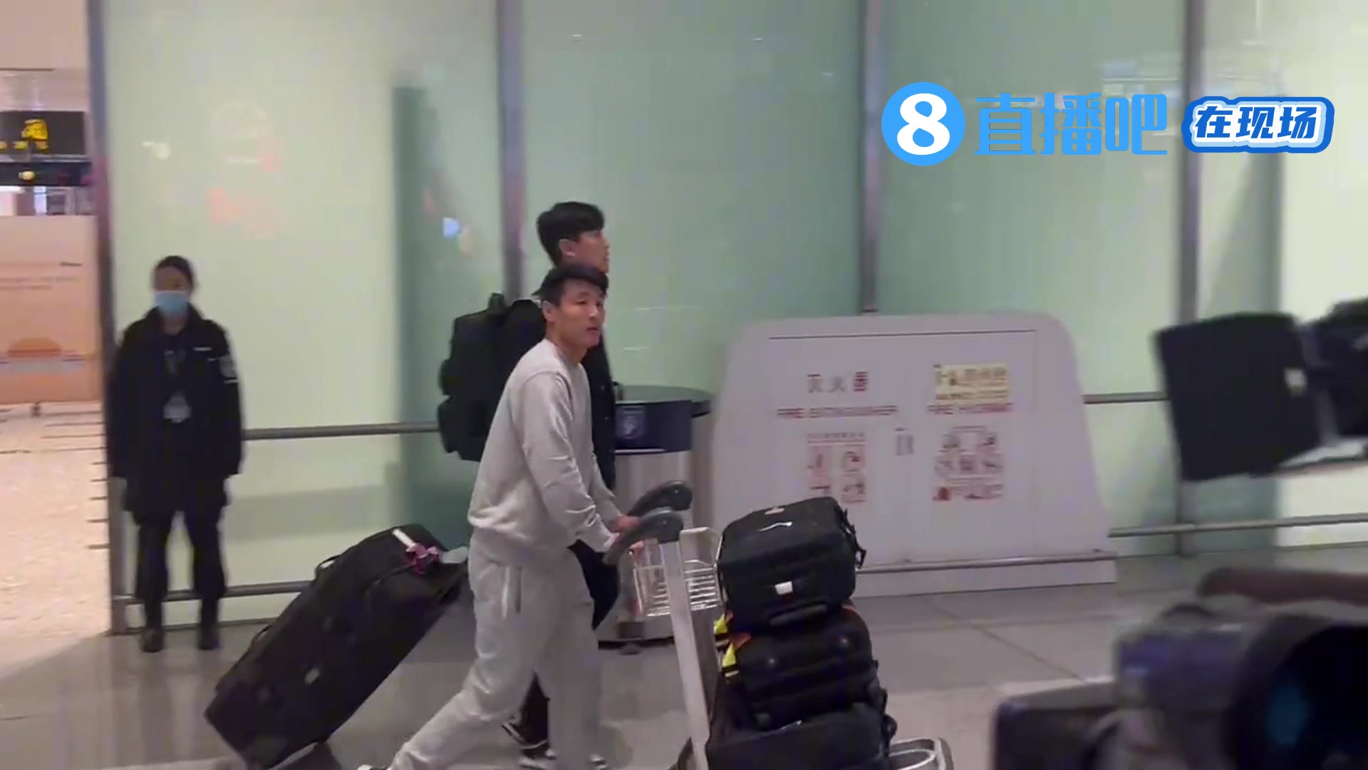 【直播吧在现场】国足众将抵达北京机场本期国家队将就地解散