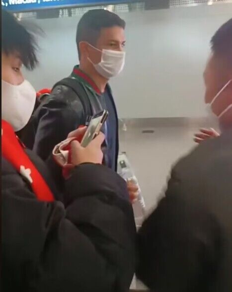 欢迎回归！艾克森今日抵达成都，在机场受到球迷热情欢迎