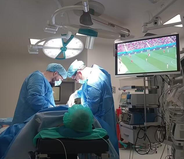 邮报：波兰一名球迷希望手术时看世界杯，医院将电视搬进手术室