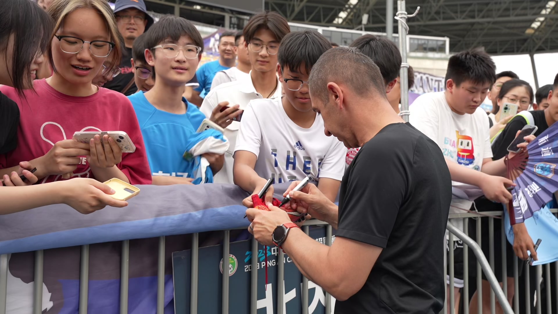 近千名球迷来到主场观看热身赛，支云定不会辜负每一份期待