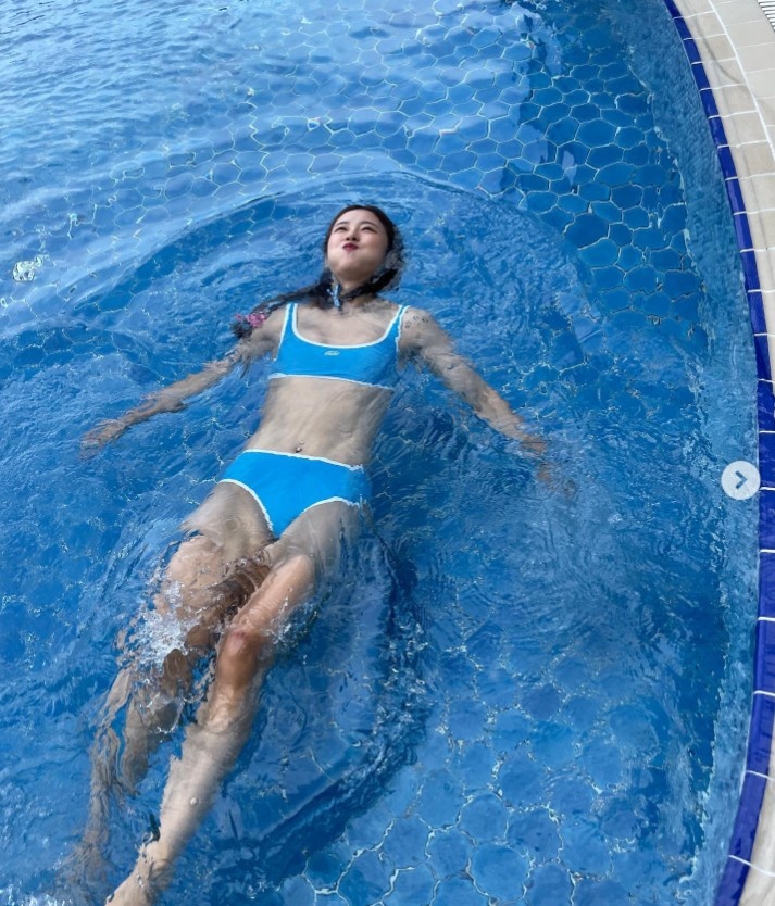 尽显好身材，韩国女足国脚崔有利晒身穿蓝色泳衣游泳的照片