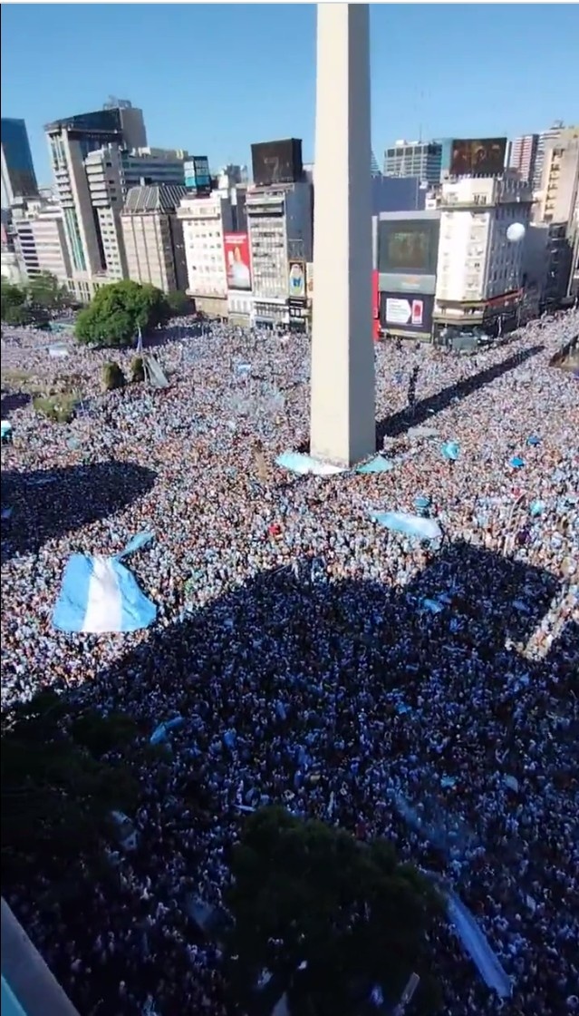 人山人海！阿根廷首都布宜诺斯艾利斯球迷庆祝夺冠