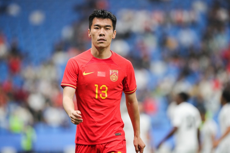津媒：王秋明目前状态恢复不错，完全可以扮演国足中场核心角色