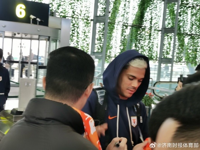 鲁媒：泰山队前往海口冬训，“双卡”随队出征&吴兴涵回归